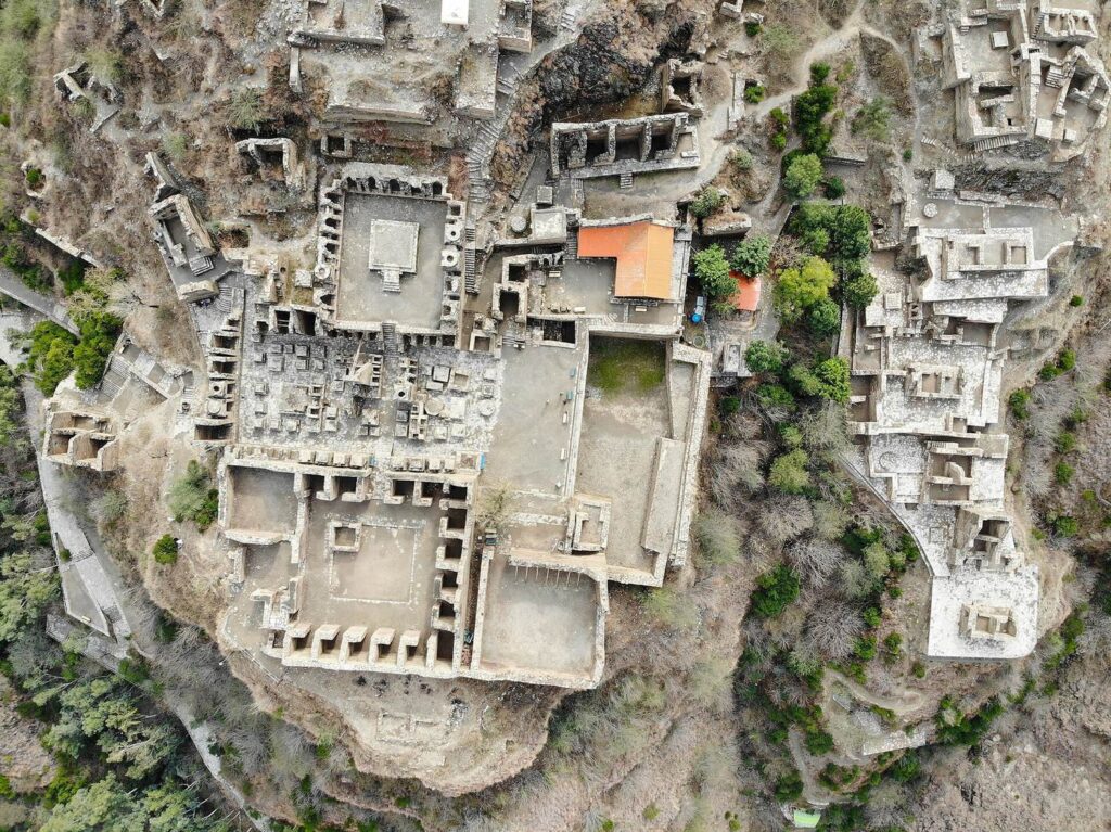 Takht-i-Bahi: A Buddhist Monastic Complex in Pakistan 1 Takht-i-Bahi