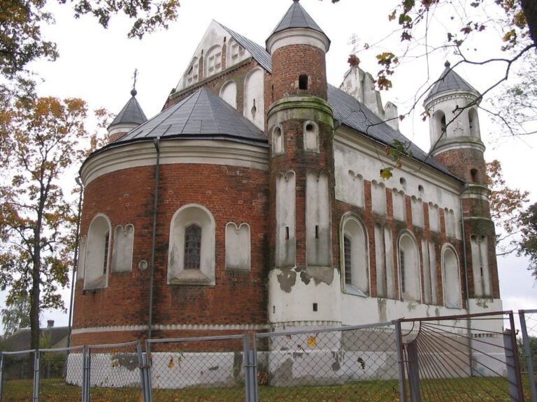 Church of the Nativity of the Theotokos at Muravanka: A Fortified Church in Belarus