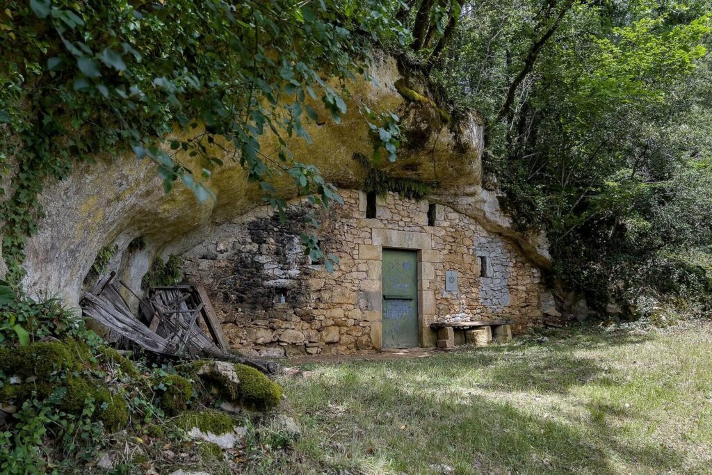 La Mouthe Cave: A Decorated Paleolithic Cave in France 2 La Mouthe cave