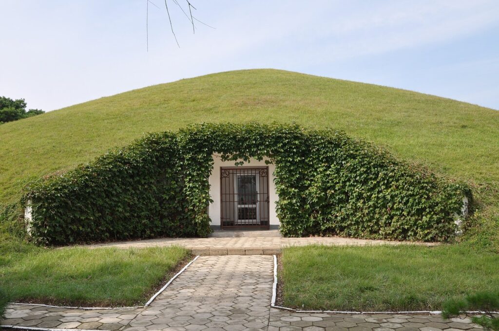 Goguryeo Tombs: A Royal and Aristocratic Burial Complex in North Korea 1 Goguryeo tombs