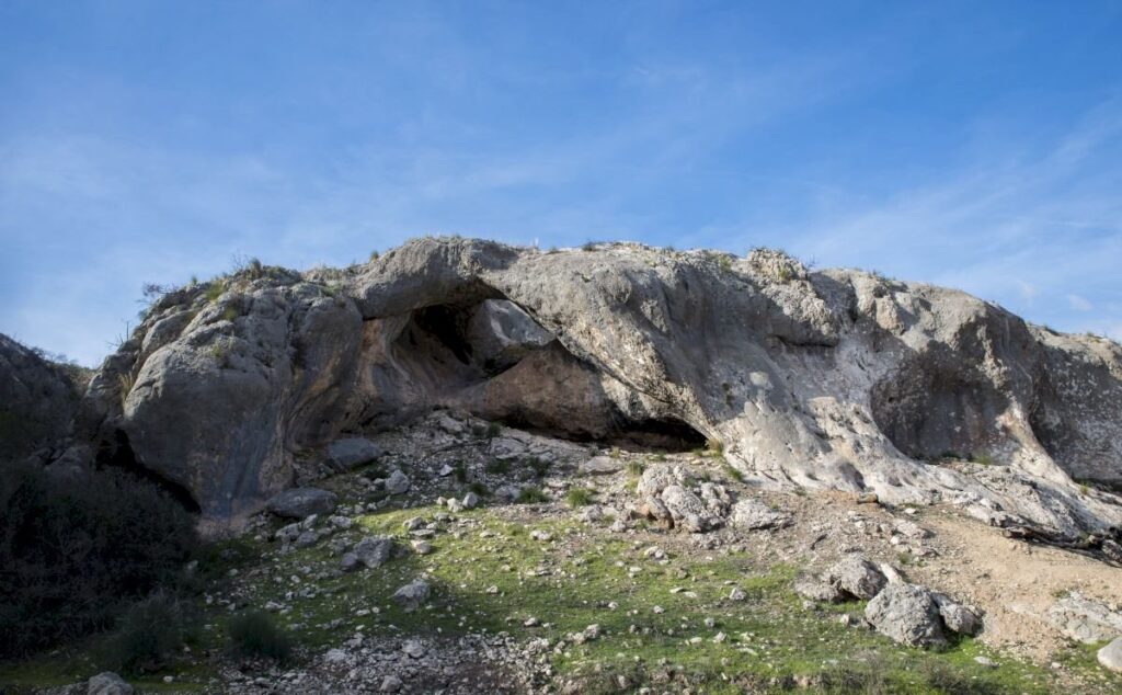 Grotte de l'Arche (Cueva del Arco): A Paleolithic Cave and Rock-Art Site in Spain 1 Grotte de l'Arche