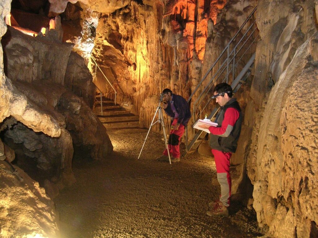 Santimamiñe Cave: A Prehistoric Site with Paleolithic Art 1 Santimamiñe kobazuloa