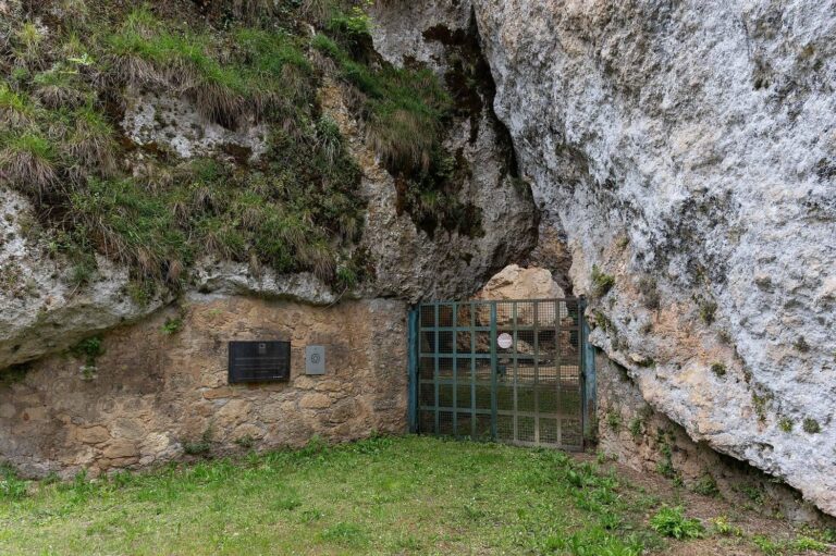 Laugerie-Haute: An Upper Paleolithic Rock Shelter in France