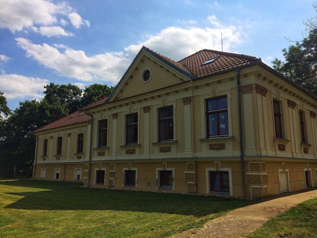 Seebach Mansion: A Baroque Residence and Village School in Rábahídvég 1 Seebach Mansion