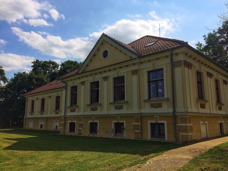 Seebach Mansion: A Baroque Residence and Village School in Rábahídvég