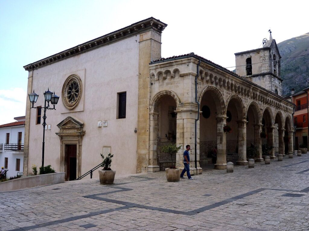 Church of Saints Nicholas and Clement: Parish Church of Lama dei Peligni 2 Chiesa dei Santi Nicola e Clemente