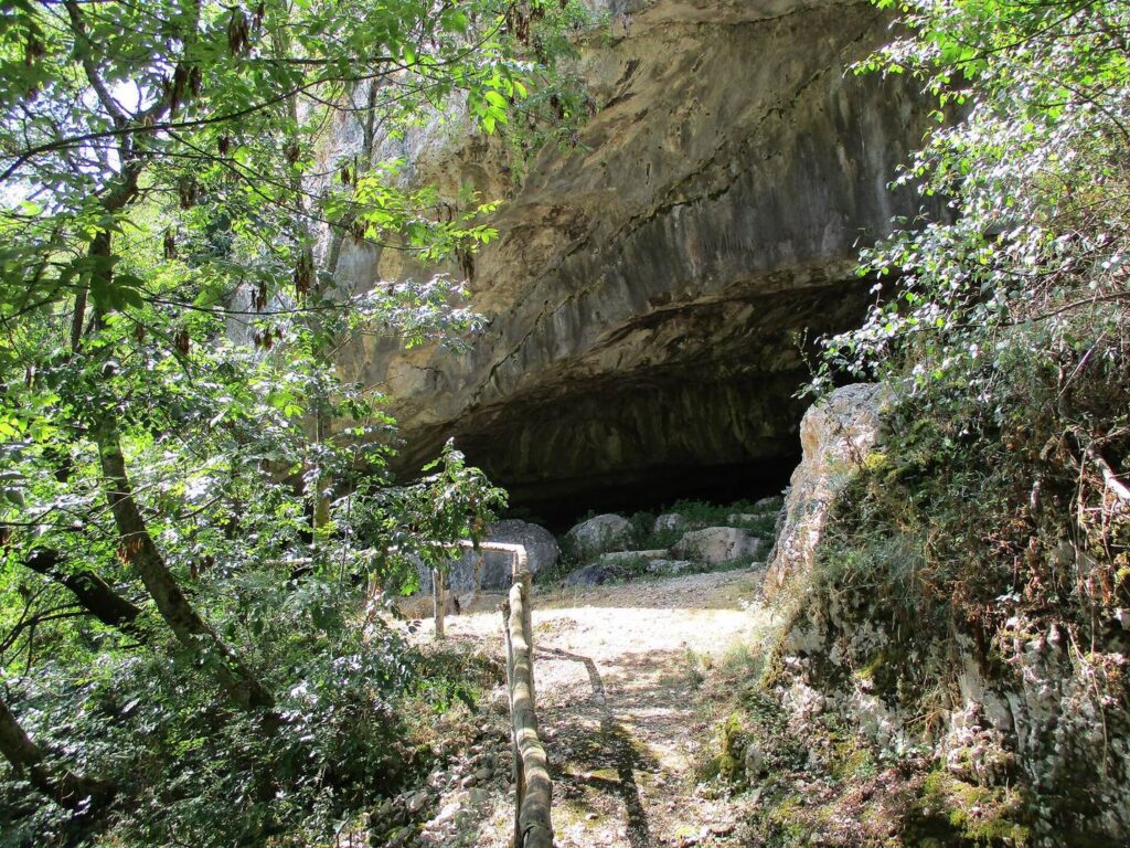 Grotta di Ciccio Felice: A Prehistoric Cave and Ancient Sanctuary 1 Grotta di Ciccio Felice