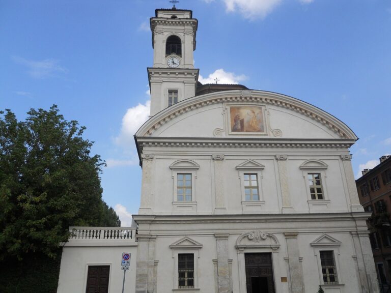 Chiesa della Madonna del Pilone: A Baroque Sanctuary in Turin