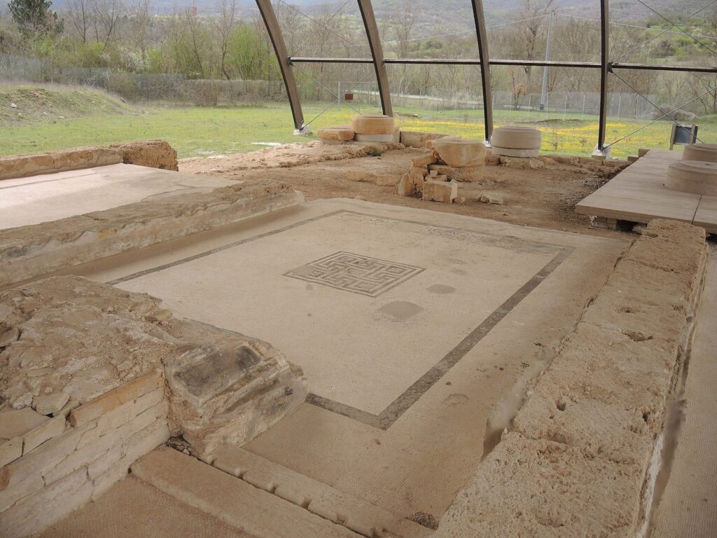 The Italic Temple at Castel di Ieri: A Pre-Roman Peligni Sanctuary 1 Tempio italico