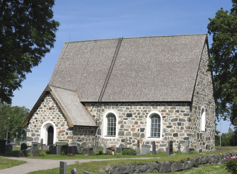 Hökhuvud Church: A Medieval Parish Church in Sweden