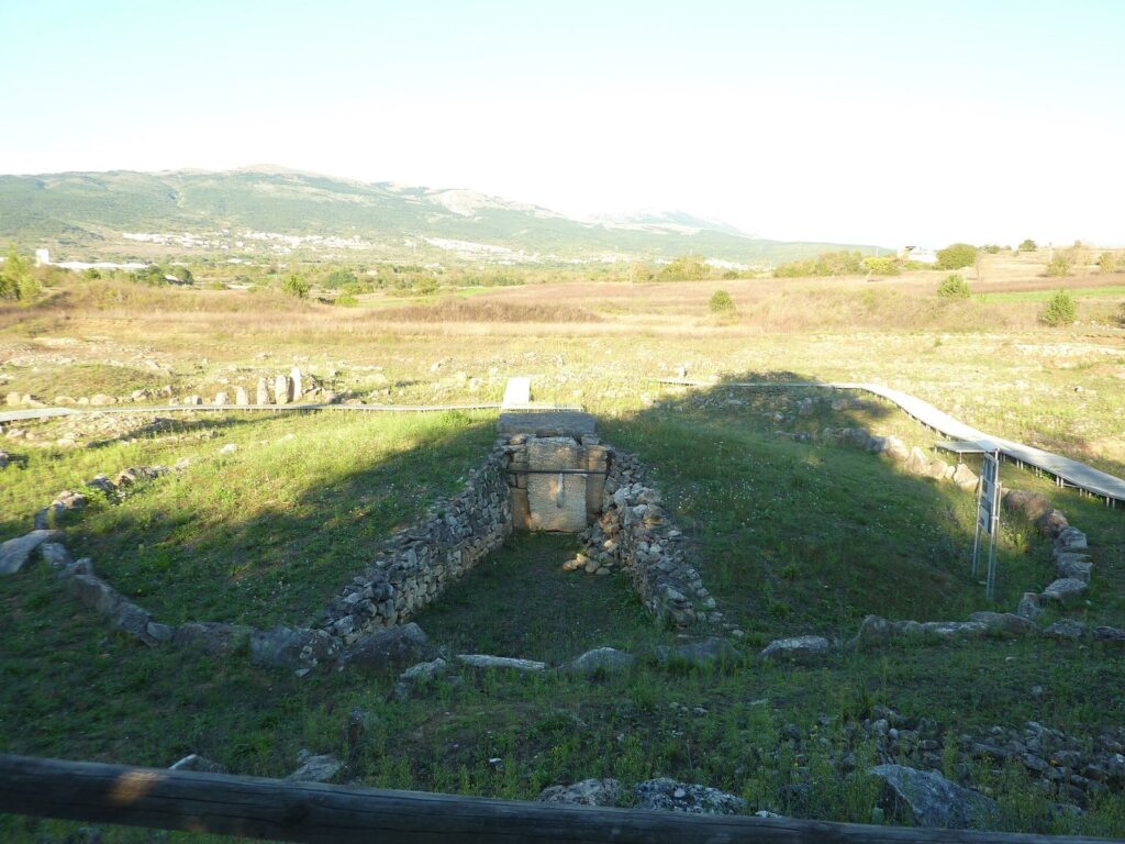 Necropolis of Fossa: A Vestini Burial Ground in Italy 1 Necropolis of Fossa