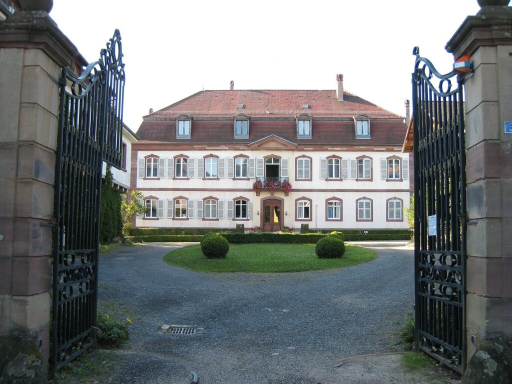 Foyer de charité d'Ottrott: A Catholic Retreat Community in a Historic Manor 1 Foyer de charité d'Ottrott