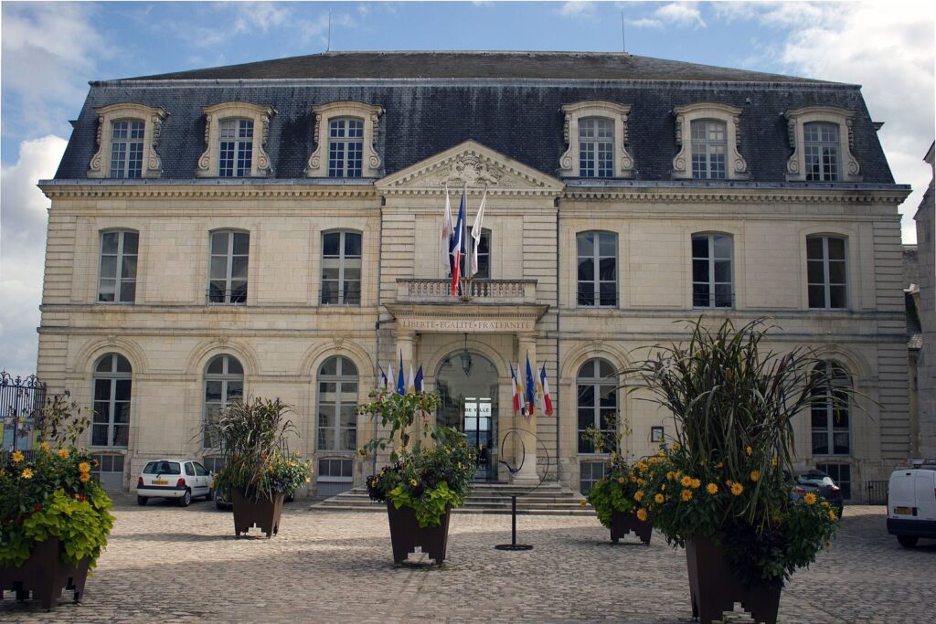 Blois City Hall: Municipal Offices in a Former Episcopal Palace 1 Hôtel de ville de Blois