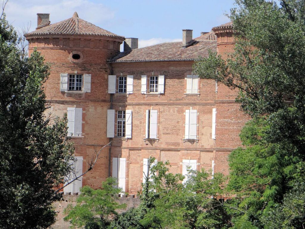 Reyniès Castle: A Riverside Stronghold in France 1 Château de Reyniès