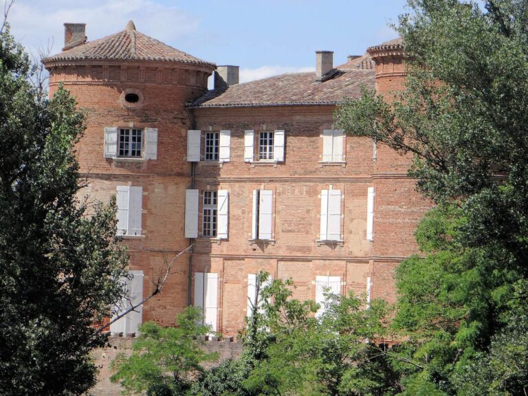 Reyniès Castle: A Riverside Stronghold in France