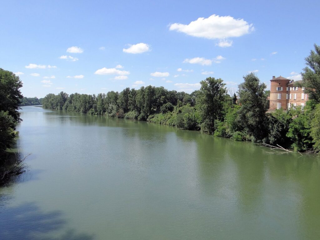 Reyniès Castle: A Riverside Stronghold in France 2 Château de Reyniès