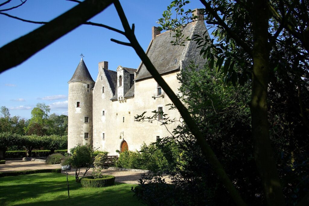 Fontenay Manor: A Medieval Residence in France 1 manoir de Fontenay
