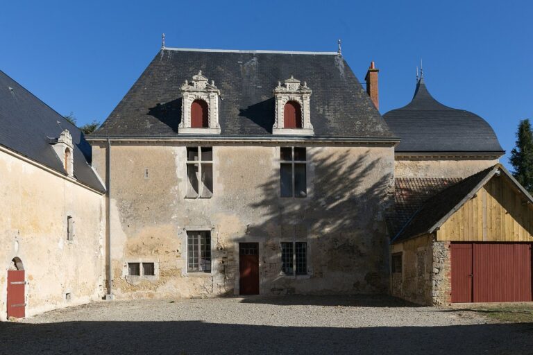 Verdigné Manor: A Renaissance Seigneurial Residence in France