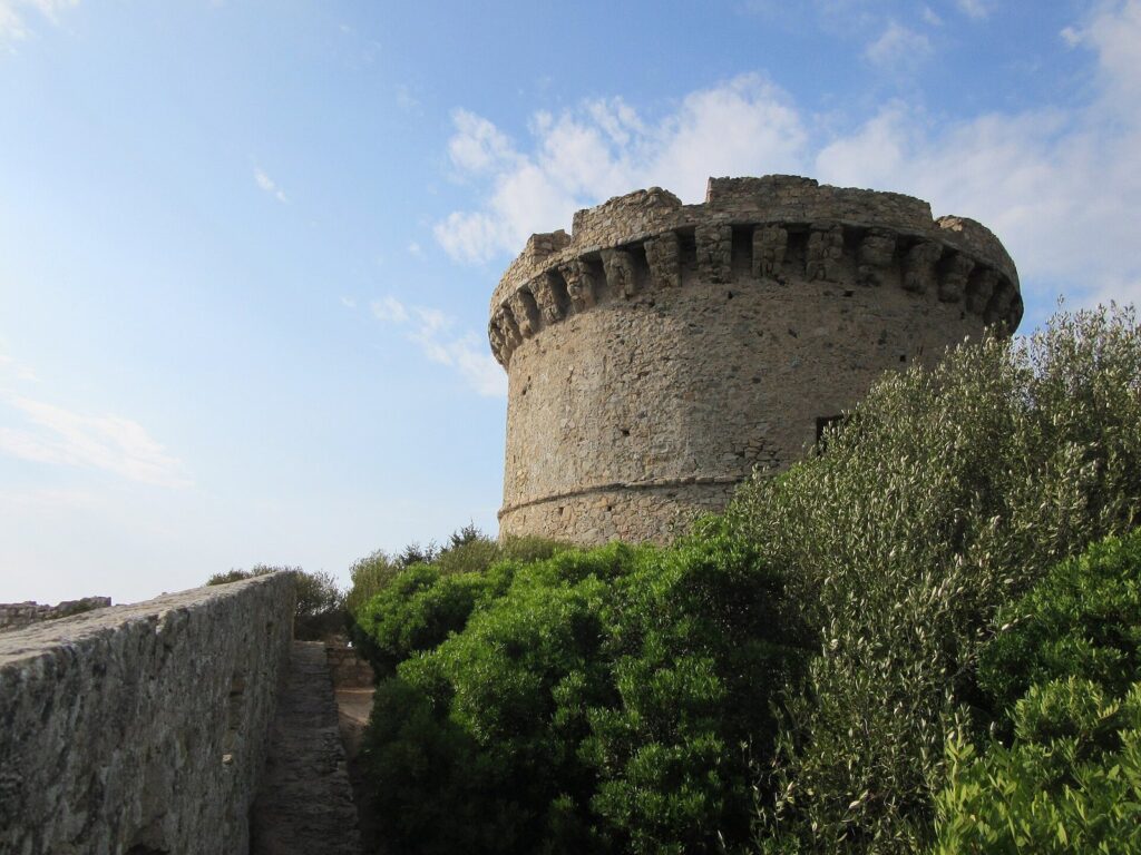 Torra di Campomoru: A Genoese Coastal-Defense Tower in Corsica 3 Torra di Campomoru