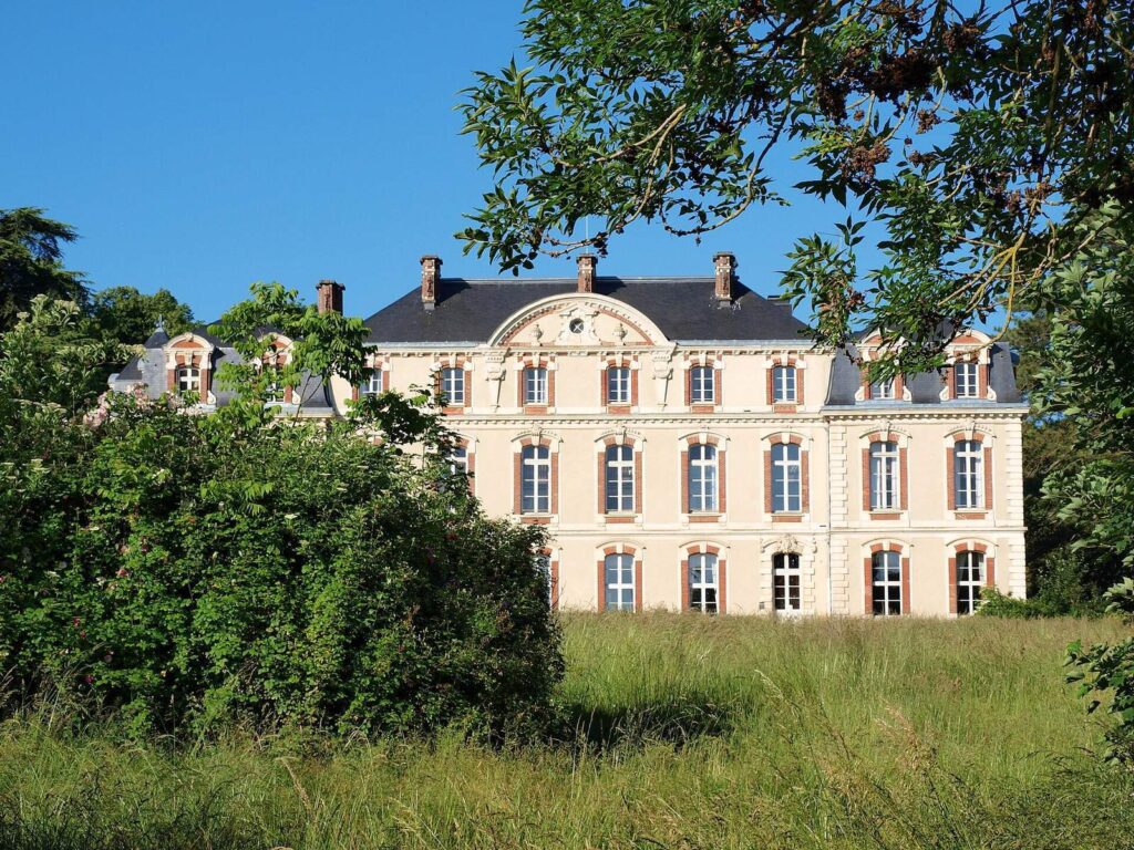 La Brosse-Montceaux Castle: An Eighteenth-Century Residence and Oblate Seminary 1 château de La Brosse-Montceaux
