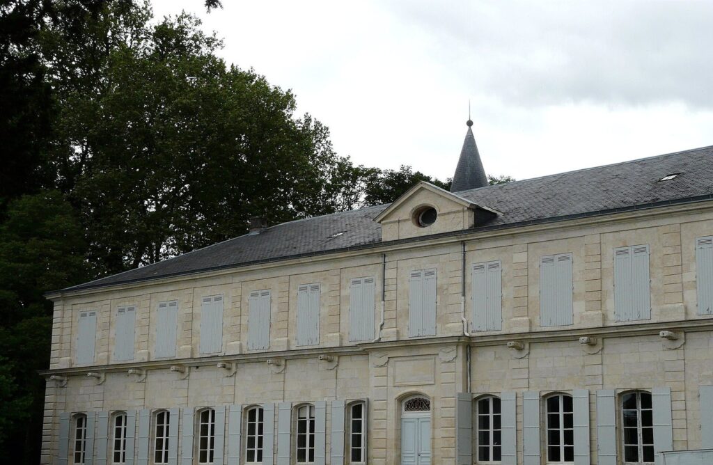 Mayac Manor House: A Seigneurial Residence in Dordogne 1 château de Mayac