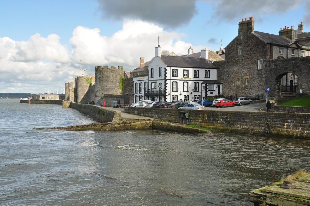 Caernarfon Town Walls: Medieval Defenses of a Planned Welsh Town 3 Caernarfon Town Walls