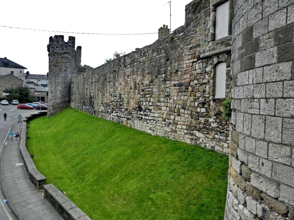 Caernarfon Town Walls: Medieval Defenses of a Planned Welsh Town 4 Caernarfon Town Walls