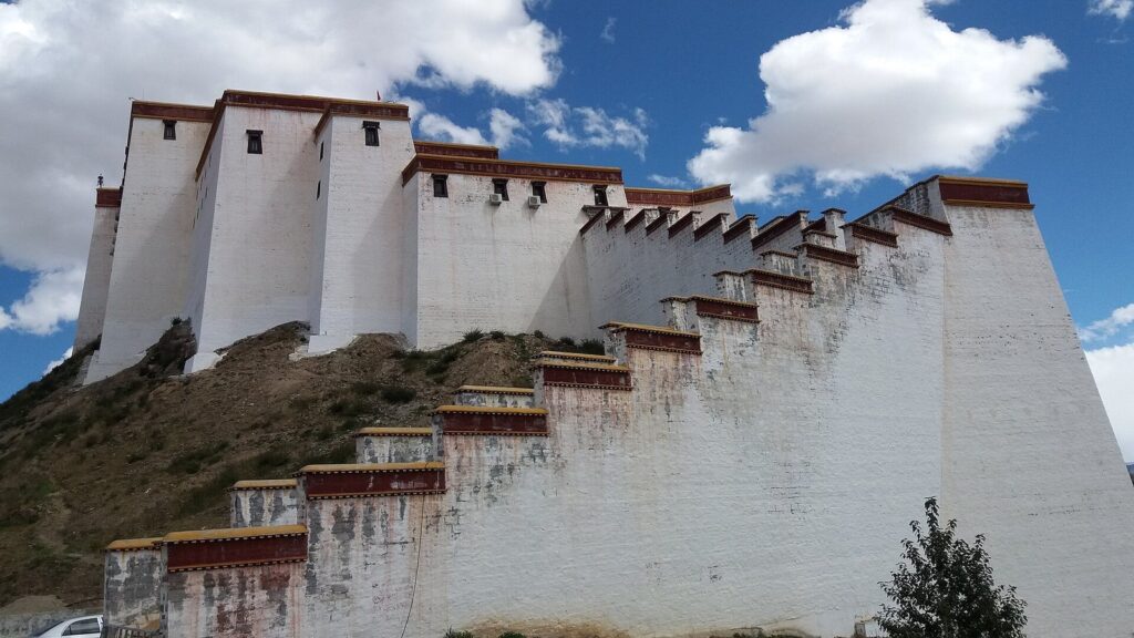 Shigatse Dzong: A Tibetan Fortress and Former Royal Seat 2 Shigatse Dzong