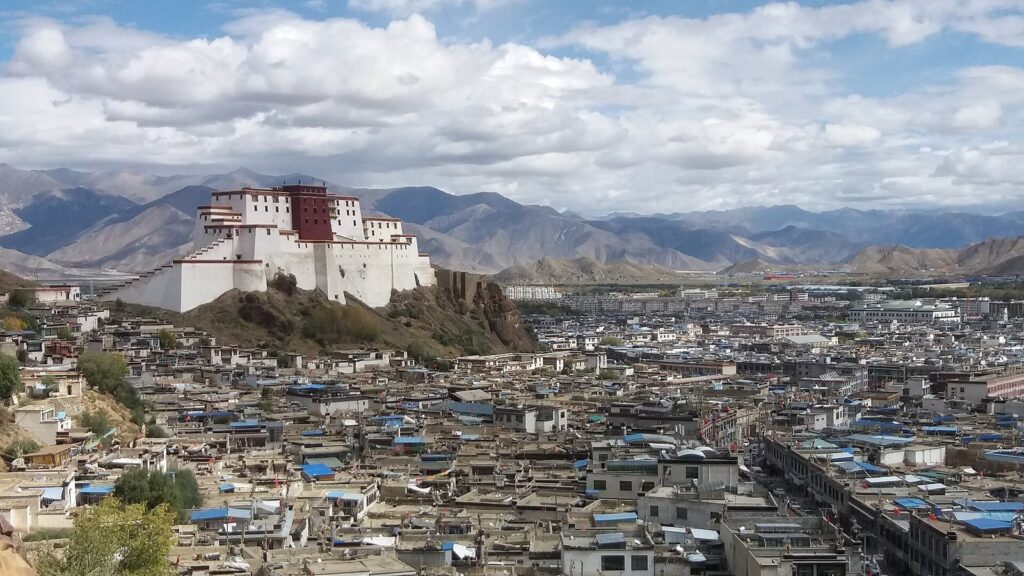Shigatse Dzong: A Tibetan Fortress and Former Royal Seat 3 Shigatse Dzong