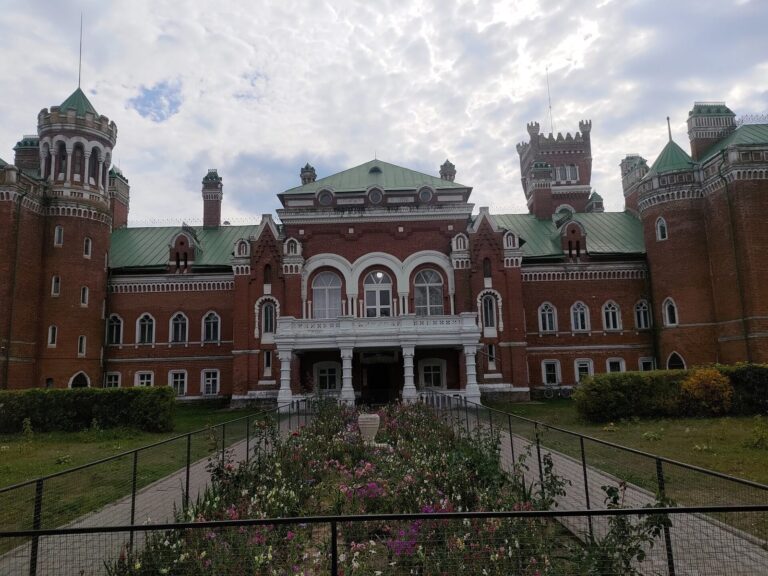 Sheremetev Castle in Yurino: A Palace-and-Park Estate