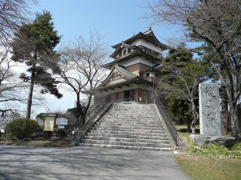 Takashima Castle: A Lakeside Castle and Suwa Domain Seat