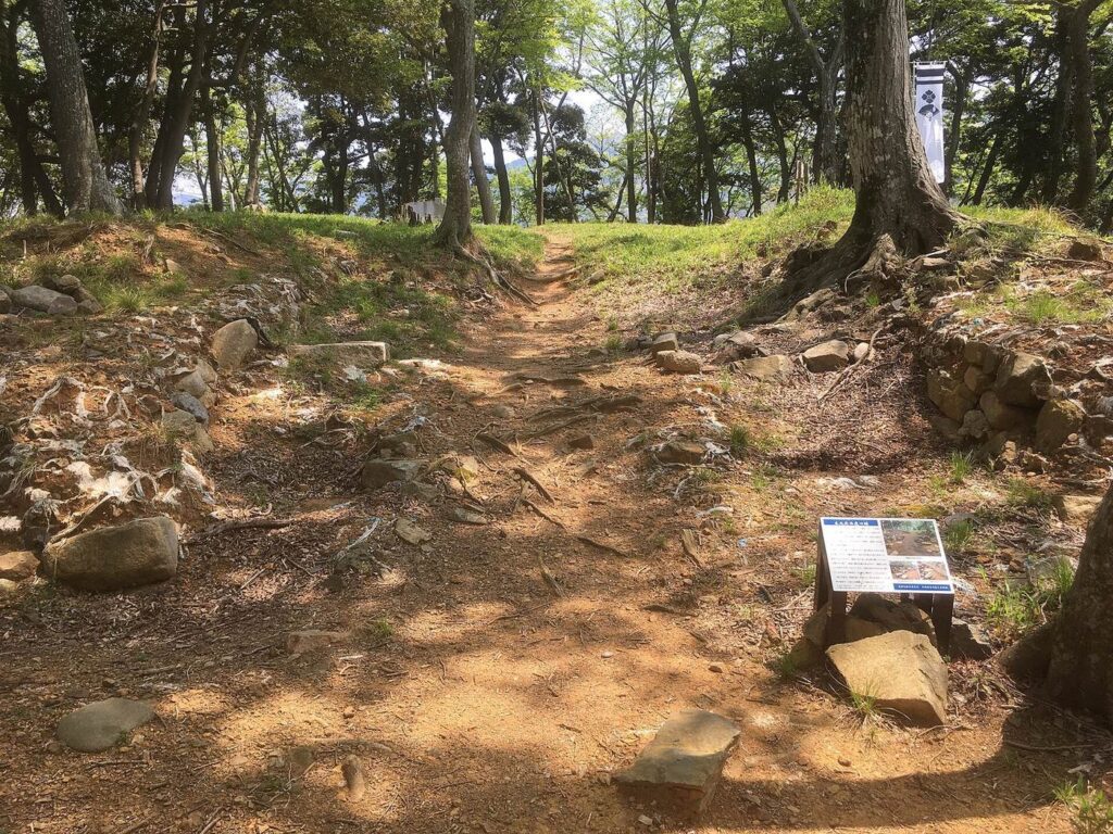 Kuniyoshi Castle: A Mountain Fortress Guarding Tsubaki Pass in Japan 1 Kuniyoshi Castle