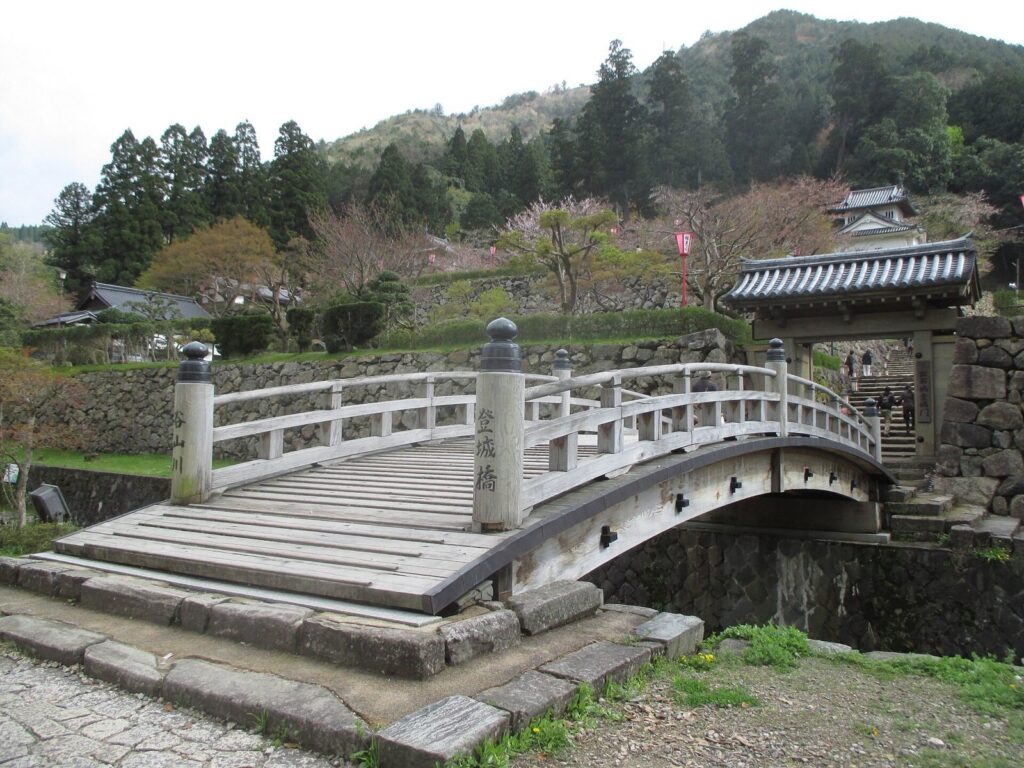Izushi Castle: Administrative Center of the Izushi Domain 2 Izushi Castle