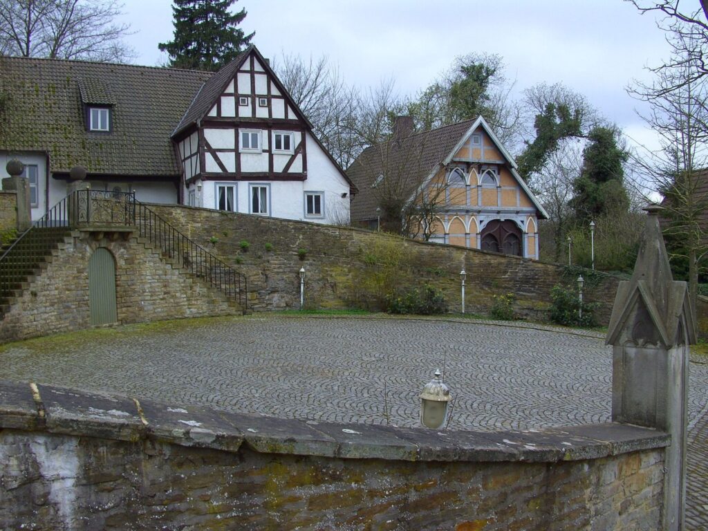 Arensburg Castle: A Medieval Stronghold and Later Palace in Lower Saxony 1 Schloss Arensburg