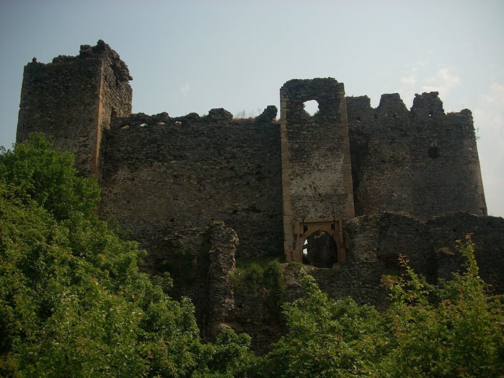 Șoimoș Citadel: A Medieval Fortress and Royal Residence in Romania 1 Șoimoș Citadel