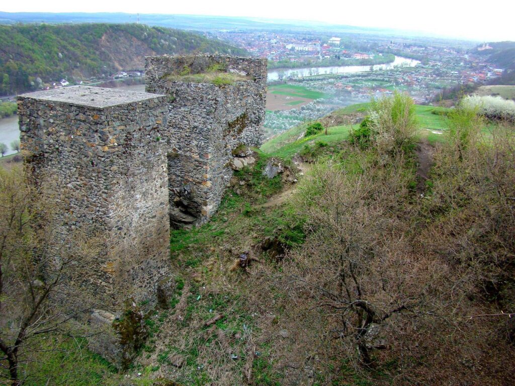 Șoimoș Citadel: A Medieval Fortress and Royal Residence in Romania 2 Șoimoș Citadel