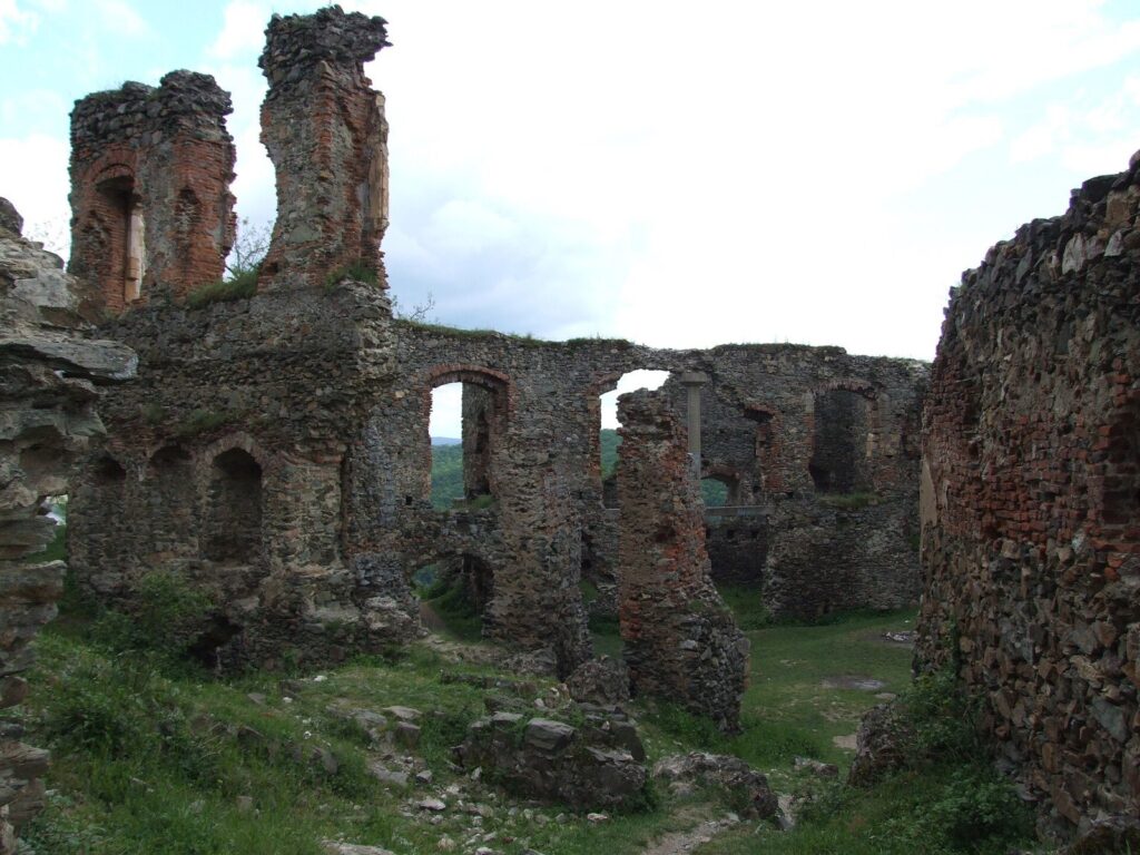 Șoimoș Citadel: A Medieval Fortress and Royal Residence in Romania 3 Șoimoș Citadel