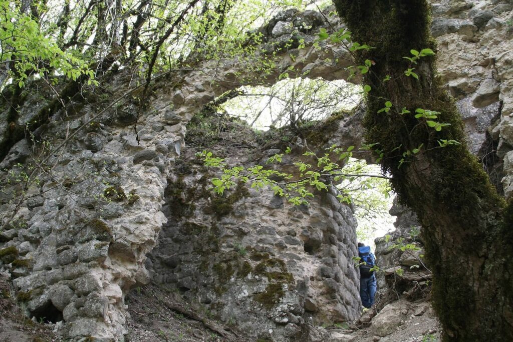 Galeyi Beygurt: A Medieval Fortress and Refuge of the Shirvanshahs 1 Galeyi Beygurt