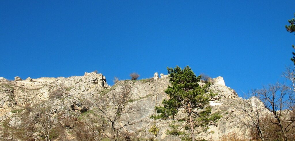 Modinakhe Fortress: A Georgian Hilltop Stronghold 1 Modinakhe fortress