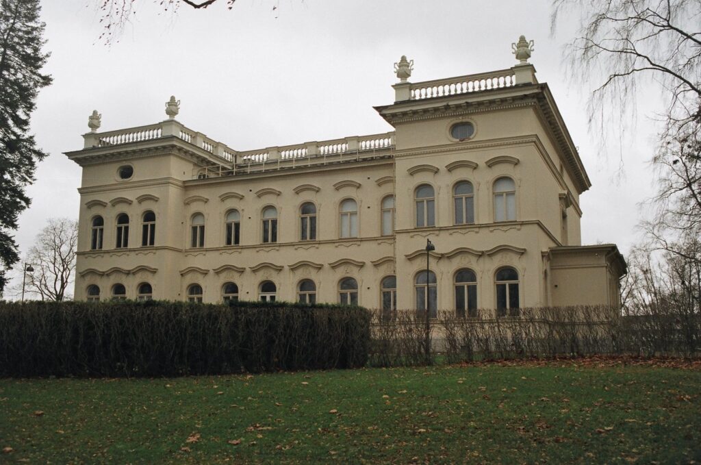 Näsilinna: A Neo-Baroque Palace and Museum in Tampere 1 Näsilinna