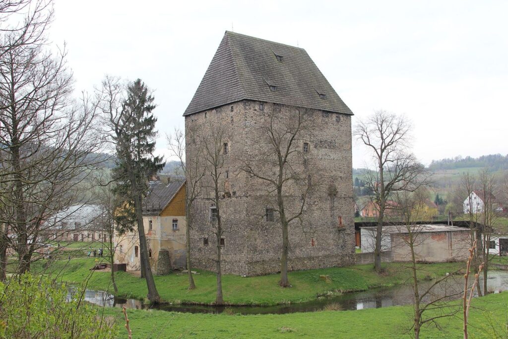 Siedlęcin Tower: A Medieval Ducal Residence in Poland 1 Siedlęcin Tower