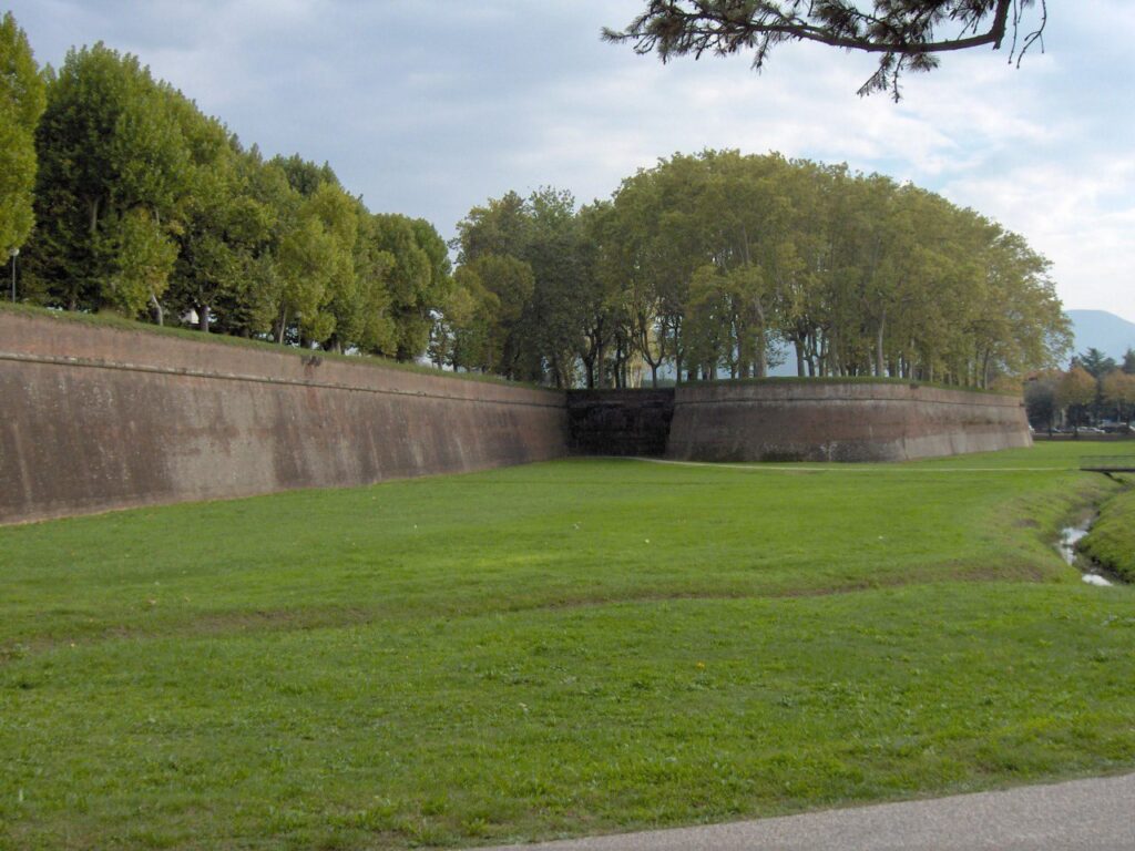City Walls of Lucca: Defensive Circuits from Rome to the Renaissance 1 City walls of Lucca