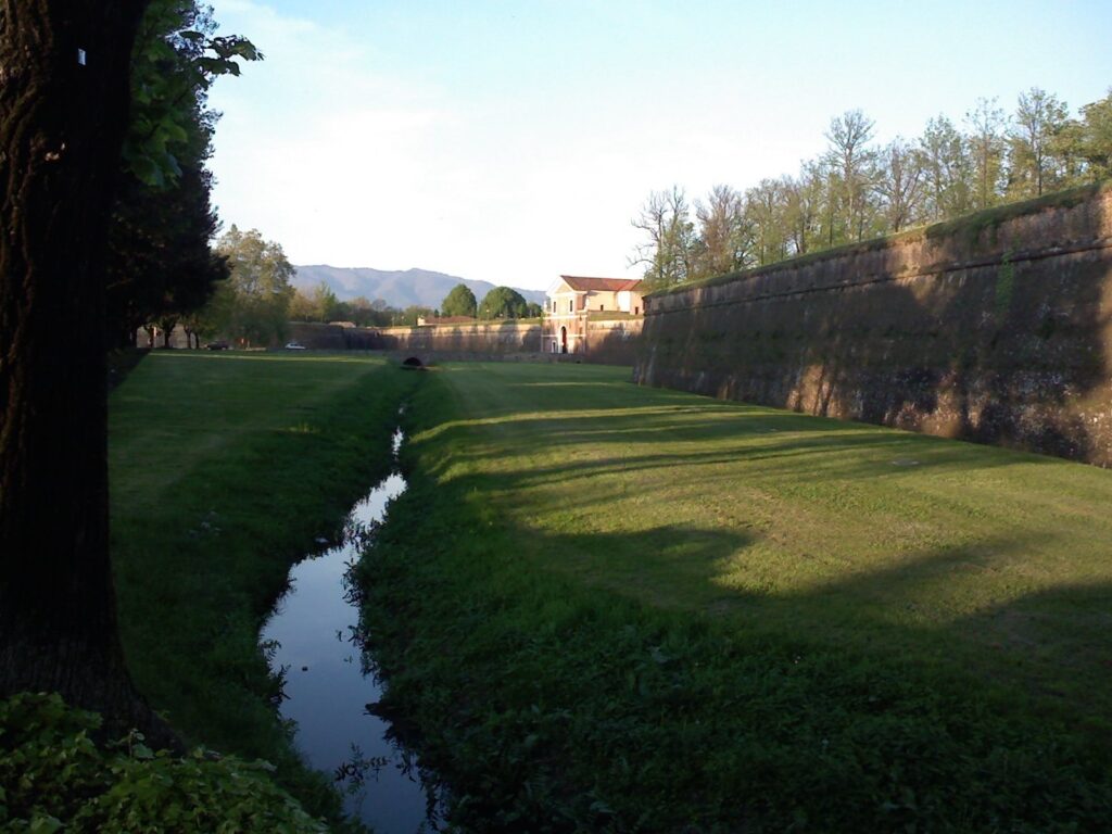 City Walls of Lucca: Defensive Circuits from Rome to the Renaissance 2 City walls of Lucca