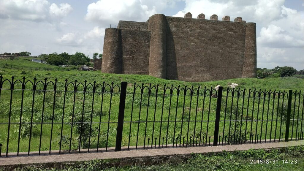 Gulbarga Fort: Headquarters of the Bahmani Sultanate 2 Gulbarga Fort