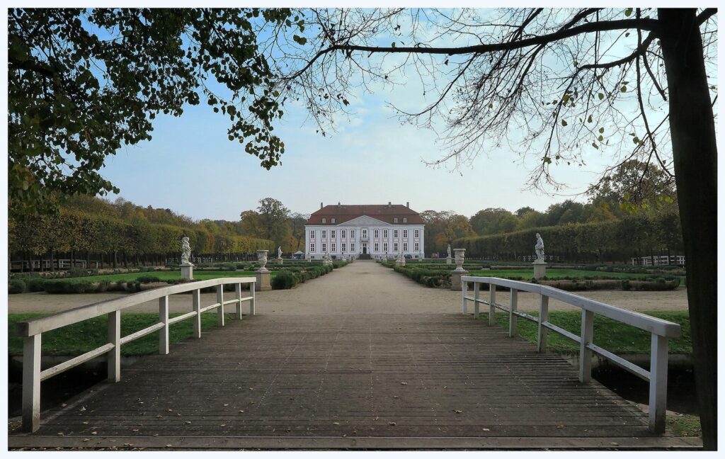 Friedrichsfelde Castle: A Prussian Court Residence in Berlin 1 Friedrichsfelde Castle