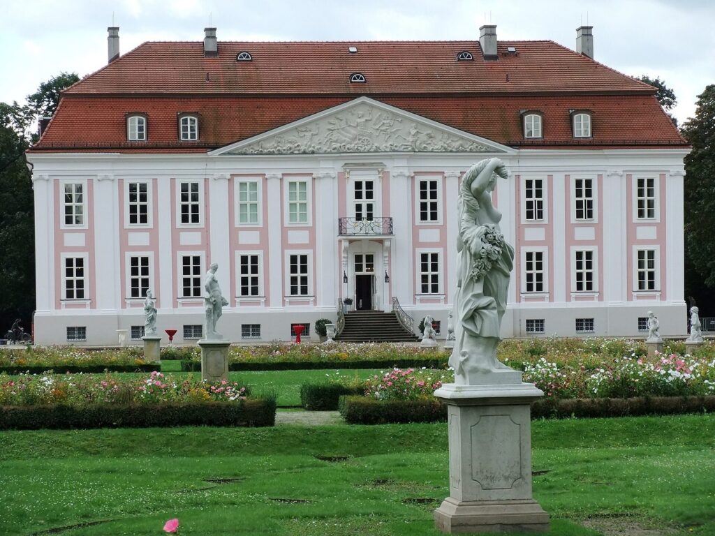 Friedrichsfelde Castle: A Prussian Court Residence in Berlin 2 Friedrichsfelde Castle
