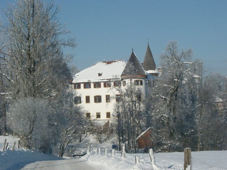 Schloss Reichersbeuern: A Moated Castle and Manor Seat in Bavaria