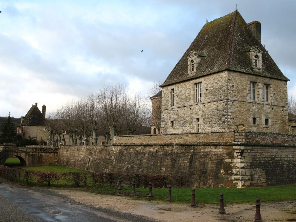 Château de Sennecey-le-Grand: A Fortified Residence in France 1 Château de Sennecey-le-Grand