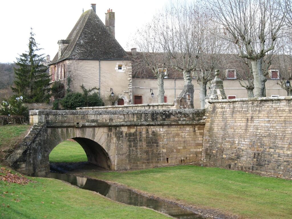 Château de Sennecey-le-Grand: A Fortified Residence in France 2 Château de Sennecey-le-Grand