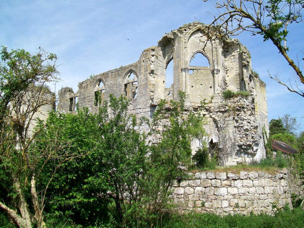 Castle of Thiers-sur-Thève: A Medieval Fortress and Episcopal Residence 1 Castle of Thiers-sur-Thève